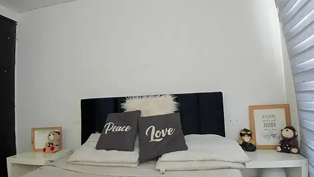 melanie roux   online show from 07.08.26