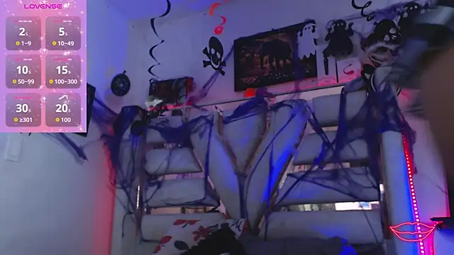 Snapshot of Hanna_Plum chatting on 10.29.25 Hanna Plum online show from 10.29.25