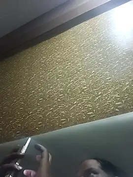 Snapshot of RNlov chatting on 11.08.25 RNlov online show from 11.08.25