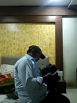 Snapshot of RNlov chatting on 11.13.25 RNlov online show from 11.13.25