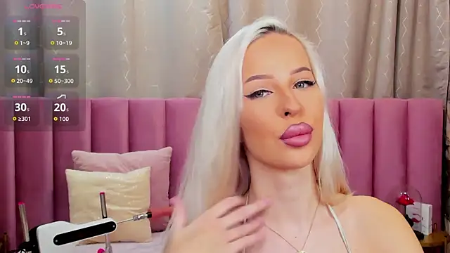 Snapshot of KailaCrystall chatting on 11.13.25 KailaCrystall online show from 11.13.25