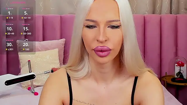 Snapshot of KailaCrystall chatting on 11.17.25 KailaCrystall online show from 11.17.25