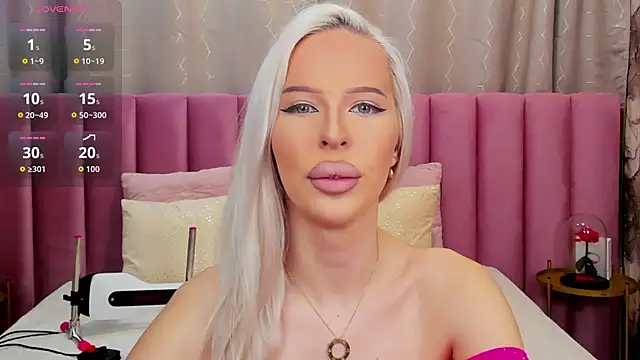 Snapshot of KailaCrystall chatting on 12.17.25 KailaCrystall online show from 12.17.25