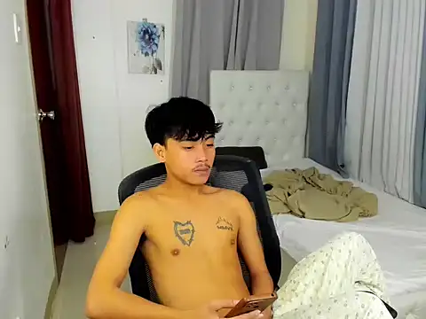 Snapshot of hardcocktwink chatting on 11.07.25 hardcocktwink online show from 11.07.25