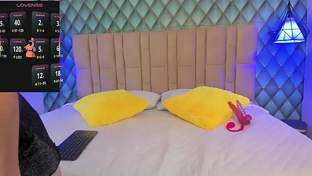 Snapshot of Wendy-Cardona chatting on 10.21.25 Wendy-Cardona online show from 10.21.25