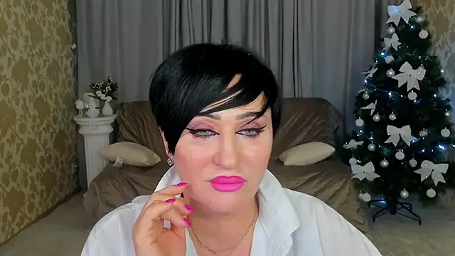 Snapshot of KiraTempt chatting on 12.19.25 KiraTempt online show from 12.19.25