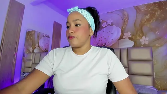 Snapshot of NahomiWalker_ chatting on 12.04.25 NahomiWalker online show from 12.04.25