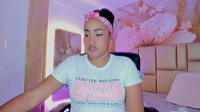 Snapshot of NahomiWalker_ chatting on 12.05.25 NahomiWalker online show from 12.05.25