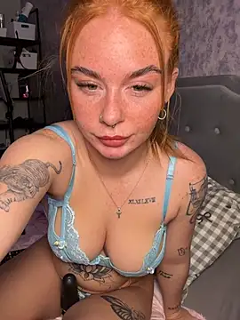 Snapshot of Ellieskyyee1 chatting on 03.01.26 Ellieskyyee1 online show from 03.01.26