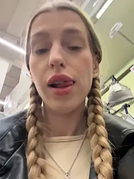 kira mia online show from 12.19.25