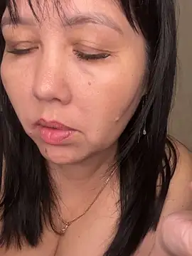 Snapshot of Love__Mom chatting on 10.24.25 Love Mom online show from 10.24.25