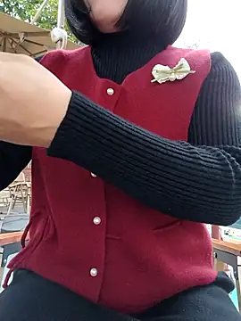 Snapshot of Mina-02 chatting on 12.05.25 Mina-02 online show from 12.05.25