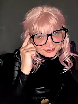 Snapshot of LunaXshade chatting on 11.18.25 LunaXshade online show from 11.18.25