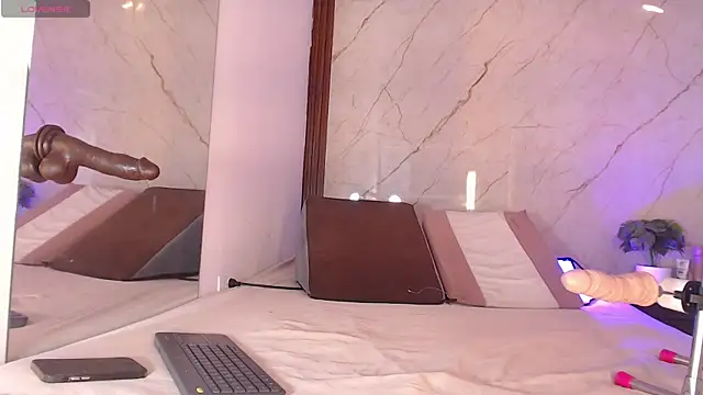 Snapshot of LucianaaMorena chatting on 10.29.25 LucianaaMorena online show from 10.29.25