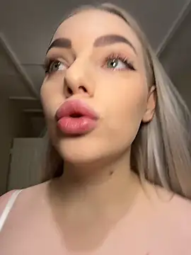 Snapshot of HugeBoobsAlice chatting on 02.27.26 HugeBoobsAlice online show from 02.27.26