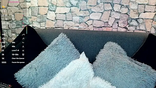 mia roux1 online show from 10.31.25