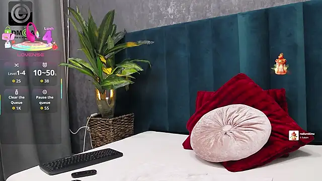 Snapshot of Roxie_Anne chatting on 01.14.26 Roxie Anne online show from 01.14.26