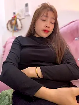 Snapshot of kitty-20x chatting on 12.17.25 kitty-20x online show from 12.17.25