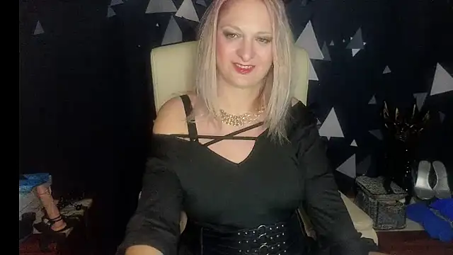 Snapshot of MonicaMis chatting on 12.04.25 MonicaMis online show from 12.04.25
