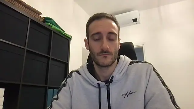 Snapshot of LukaShyGuy chatting on 11.26.25 LukaShyGuy online show from 11.26.25