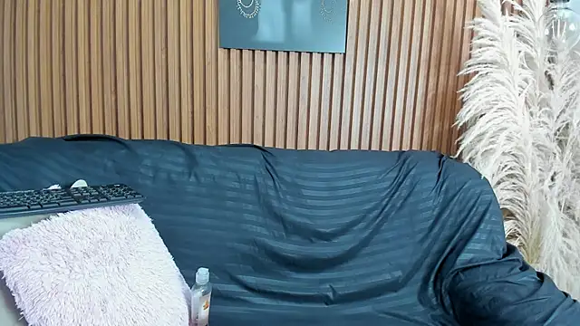 Snapshot of EmmadaSilva chatting on 11.02.25 EmmadaSilva online show from 11.02.25