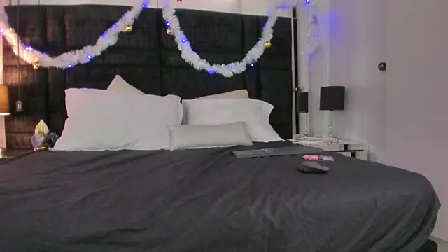 Snapshot of EmmadaSilva chatting on 11.24.25 EmmadaSilva online show from 11.24.25