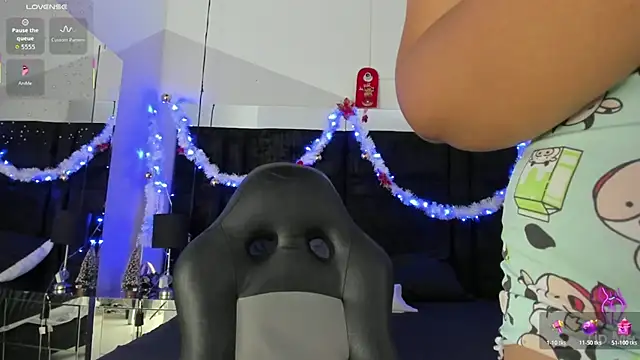 Snapshot of EmmadaSilva chatting on 12.20.25 EmmadaSilva online show from 12.20.25