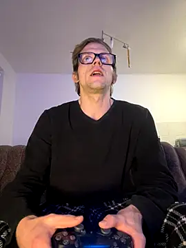 Snapshot of StephPra94 chatting on 10.27.25 StephPra94 online show from 10.27.25