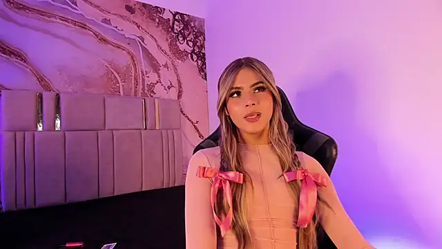 Snapshot of DannysaStar_ chatting on 11.28.25 DannysaStar online show from 11.28.25