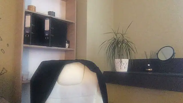 Snapshot of DollyRoma chatting on 11.21.25 DollyRoma online show from 11.21.25