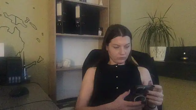 Snapshot of DollyRoma chatting on 11.25.25 DollyRoma online show from 11.25.25