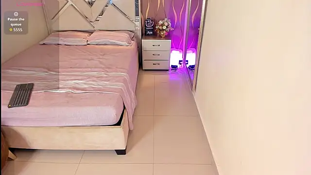 Snapshot of iam_nicolle chatting on 11.08.25 iam nicolle online show from 11.08.25