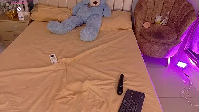 Snapshot of iam_nicolle chatting on 12.04.25 iam nicolle online show from 12.04.25