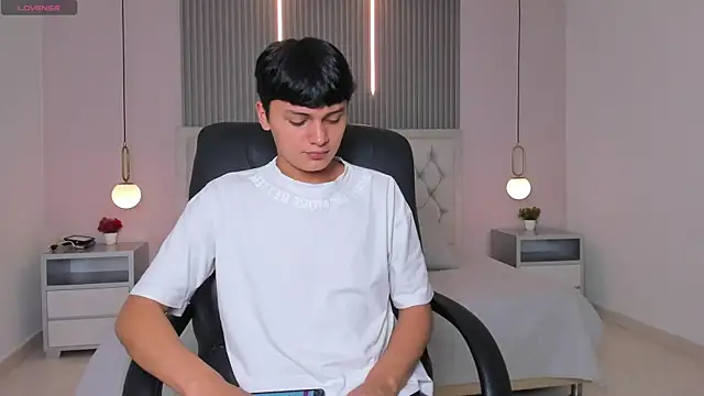 Maxii18  online show from 12.19.25