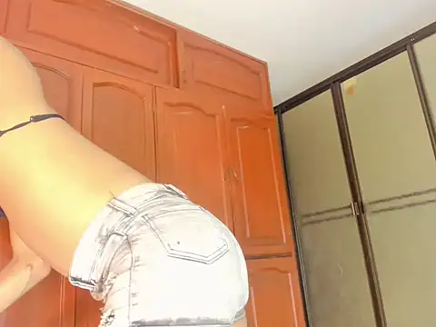 Snapshot of shopy_horny chatting on 12.01.25 shopy horny online show from 12.01.25