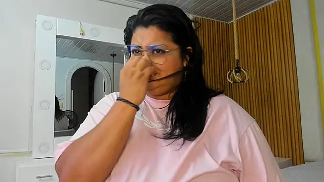 Snapshot of Hanna_curvy_ chatting on 11.16.25 Hanna curvy online show from 11.16.25