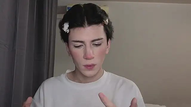 Oliver star boy  online show from 10.31.25