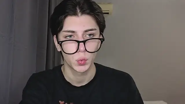 Oliver star boy  online show from 11.04.25