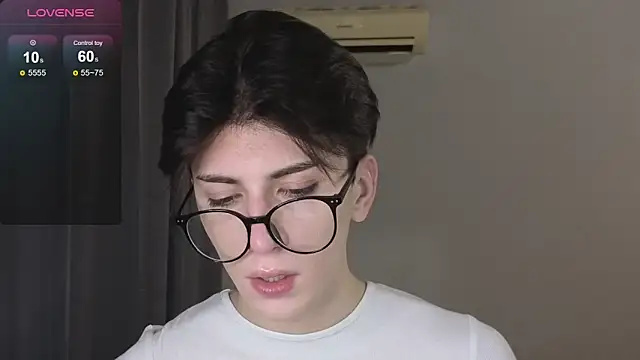 Oliver star boy  online show from 11.26.25