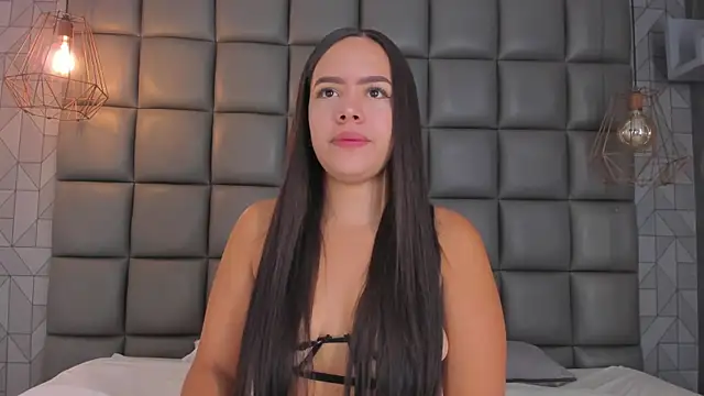 Snapshot of dannavelvet chatting on 12.18.25 dannavelvet online show from 12.18.25