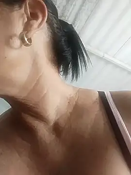 Snapshot of EmperatrizMilf chatting on 11.18.25 EmperatrizMilf online show from 11.18.25