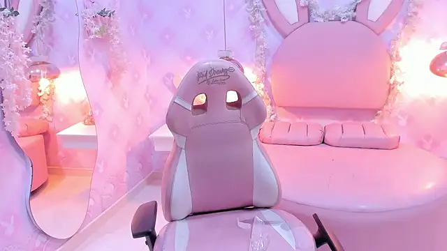 SofhiCute online show from 12.18.25