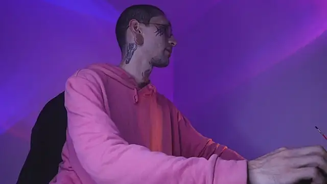 Snapshot of TokyoHatsumoto chatting on 11.19.25 TokyoHatsumoto online show from 11.19.25