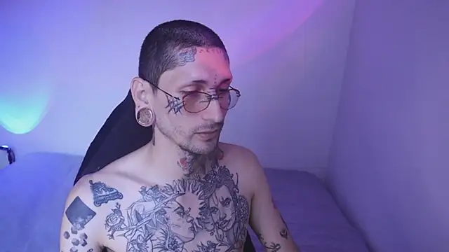 Snapshot of TokyoHatsumoto chatting on 11.21.25 TokyoHatsumoto online show from 11.21.25