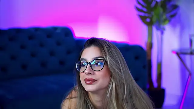 MaddieBryggs online show from 11.15.25