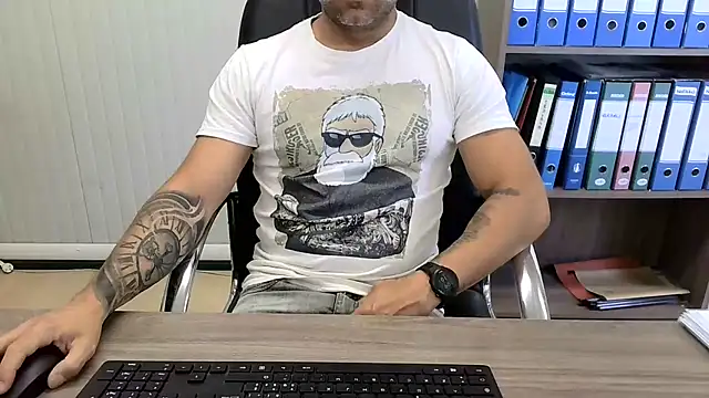 Snapshot of Evasionee chatting on 06.19.26 Evasionee online show from 06.19.26