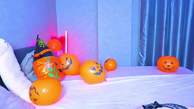 Snapshot of KittieHeart chatting on 10.31.25 KittieHeart online show from 10.31.25