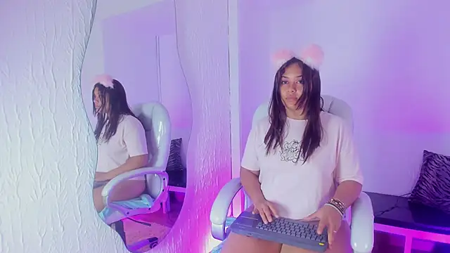 Snapshot of Abella_bunny chatting on 11.14.25 Abella bunny online show from 11.14.25