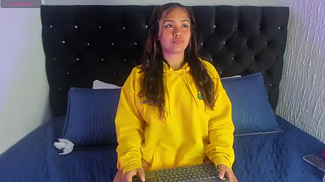 Snapshot of Abella_bunny chatting on 11.19.25 Abella bunny online show from 11.19.25