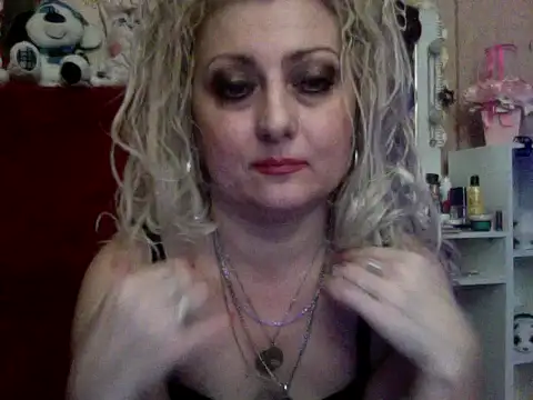 Snapshot of xHot_Amazonq chatting on 11.06.25 xHot Amazonq online show from 11.06.25